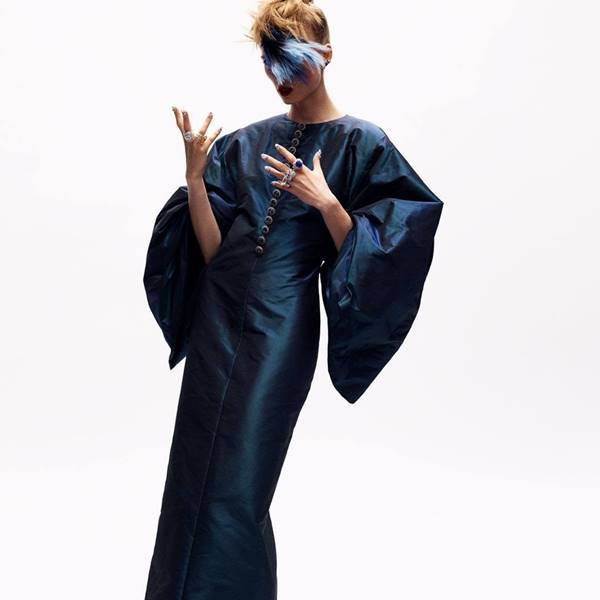 modelo usando look da Chanel de outono/inverno 2020/21 haute couture