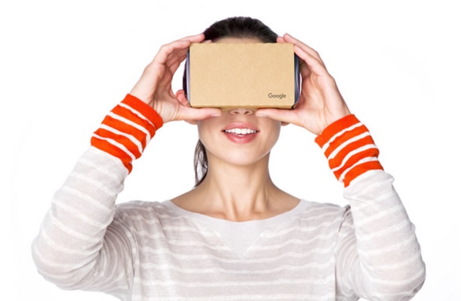 mulher-segurando-oculos-de-realidade-virtual-de-papelão