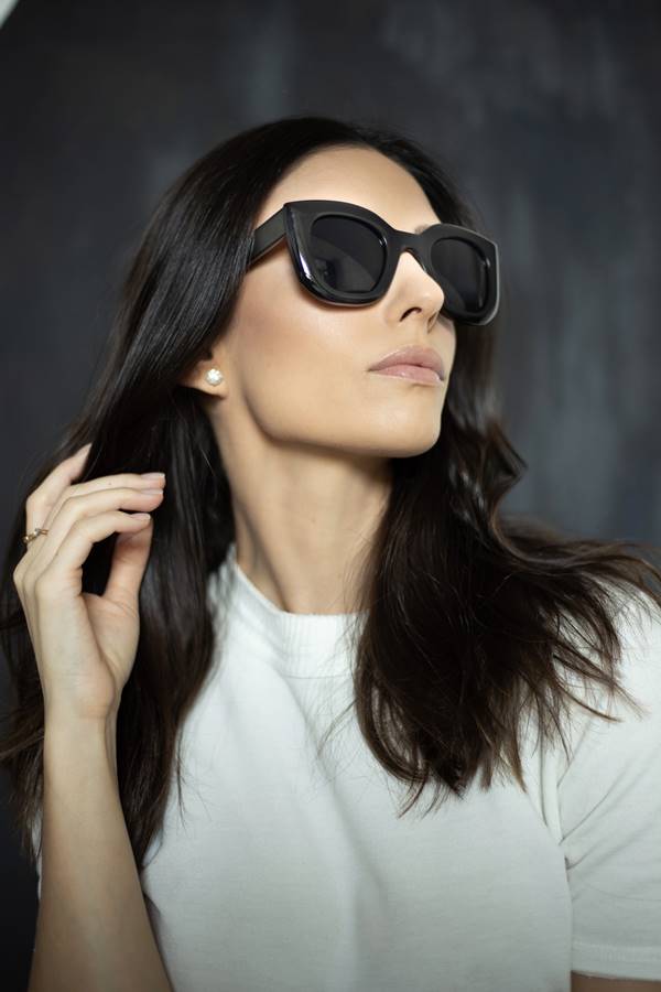 Carol Celico usando óculos de sol