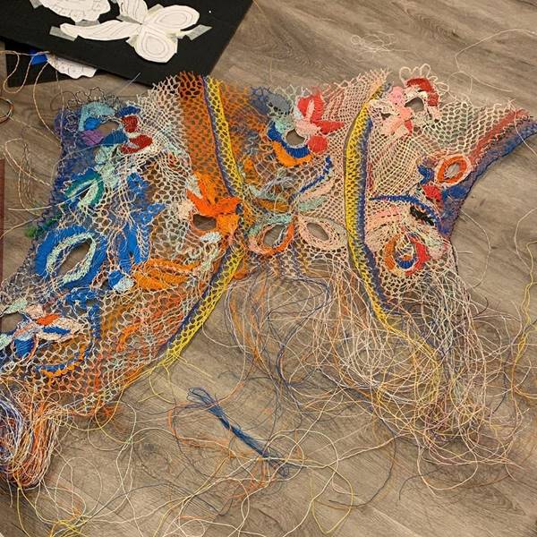 Peças de Alexandra Sipa com fios elétricos descartados