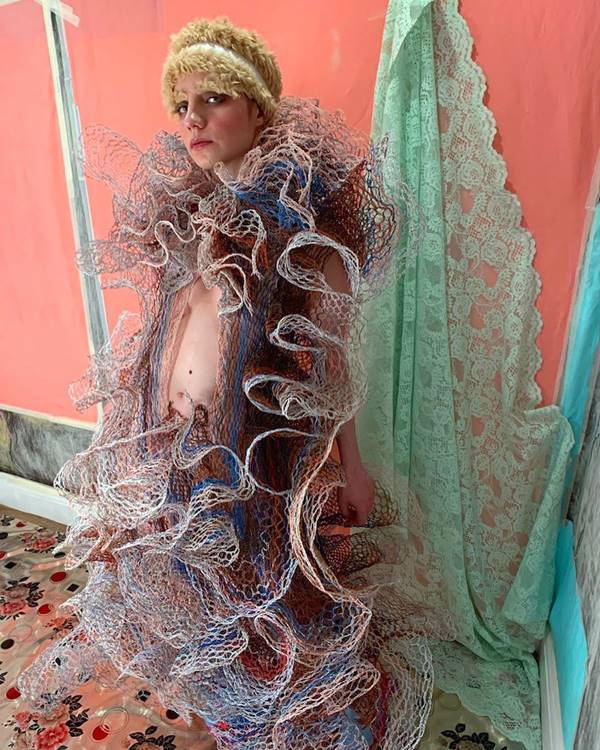 Vestido de Alexandra Sipa com fios elétricos descartados