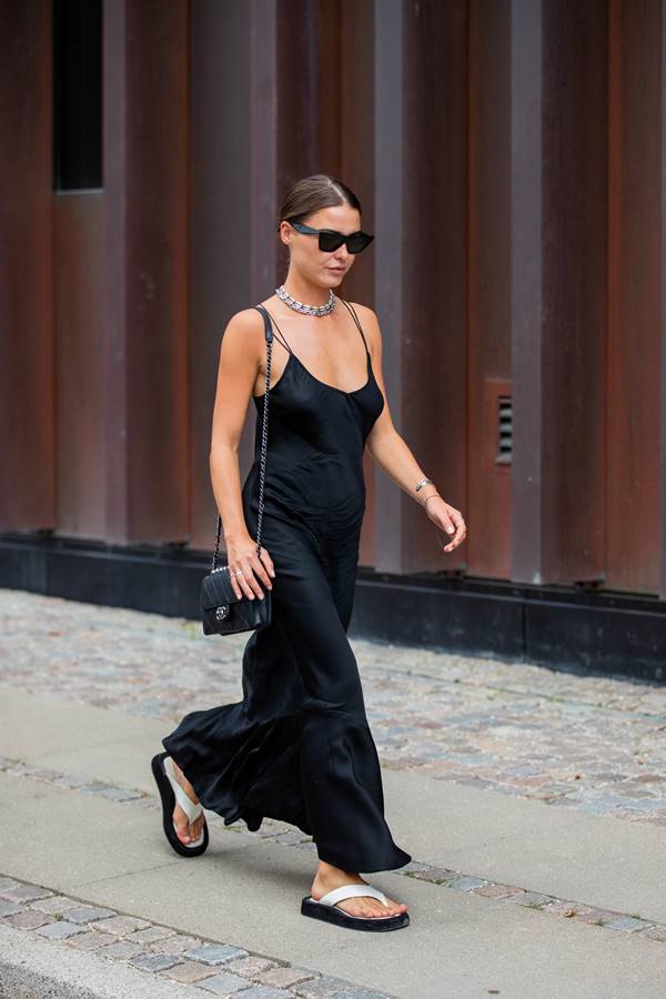 Mulher com chinelos no street style da Semana de Moda de Copenhague