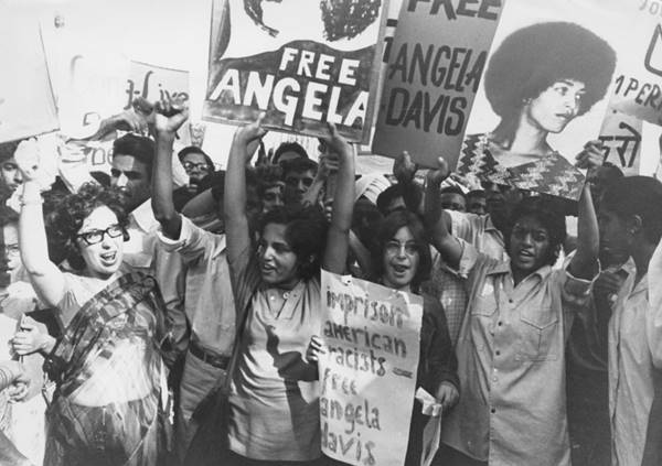 Protesto a favor da liberdade de Angela Davis, na Índia, em 