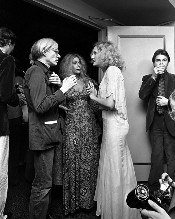 Andy Warhol, Sylvia Miles, Genevieve Waite e Bob Colacello em 1970