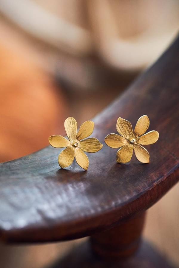 Brincos em formato de flores, do designer de joias Antonio Henrique