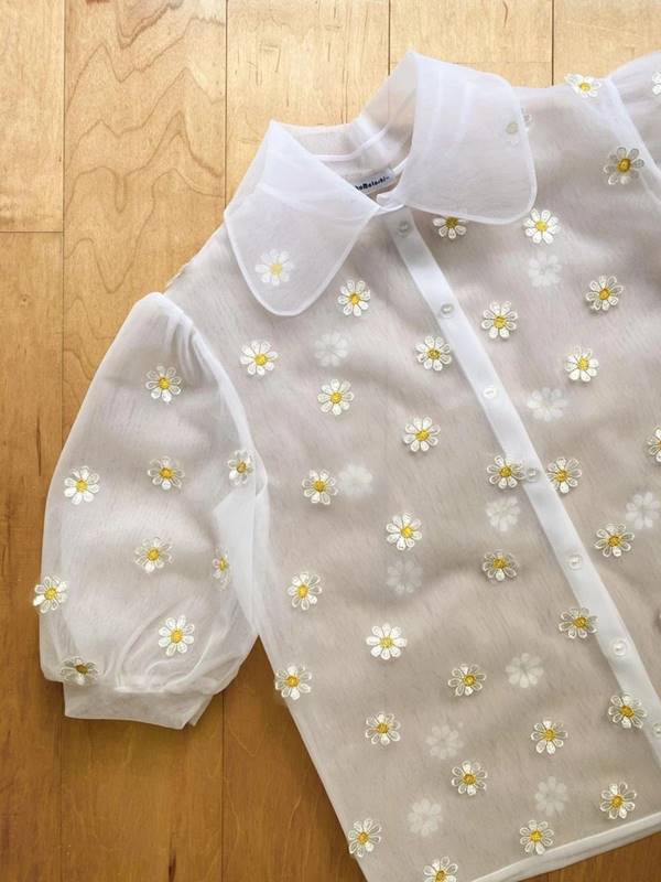 Lirika Matoshi - camisa com detalhes de margaridas