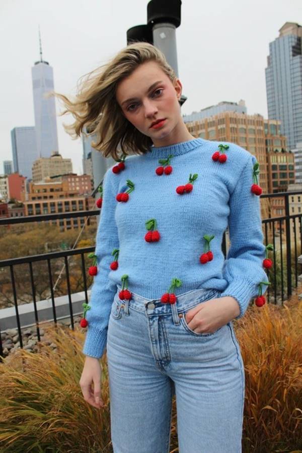 Lirika Matoshi - suéter com detalhes na forma de cerejas