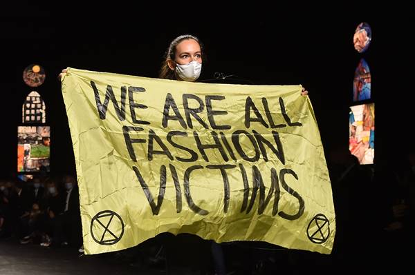 Manifestante ambiental na passarela da Dior, de spring/summer 2021