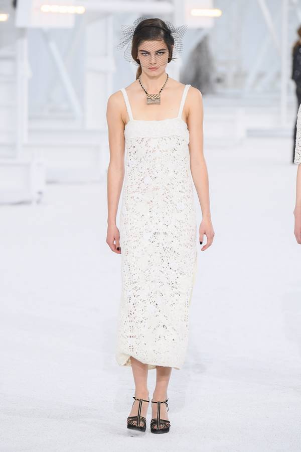 Modelo na passarela da Chanel de primavera/verão 2021