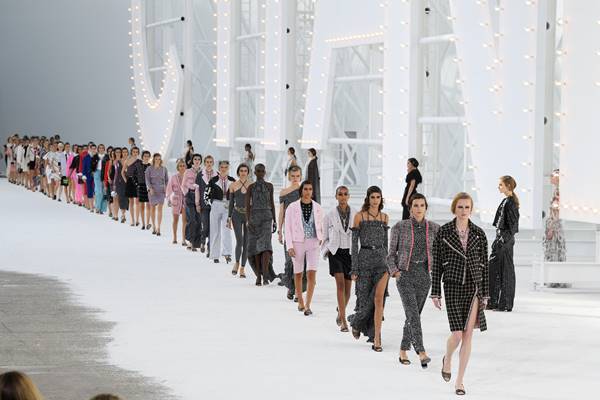 Modelos na passarela da Chanel de primavera/verão 2021