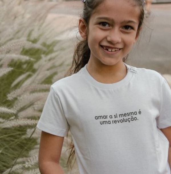 Criança com camiseta da Lumas