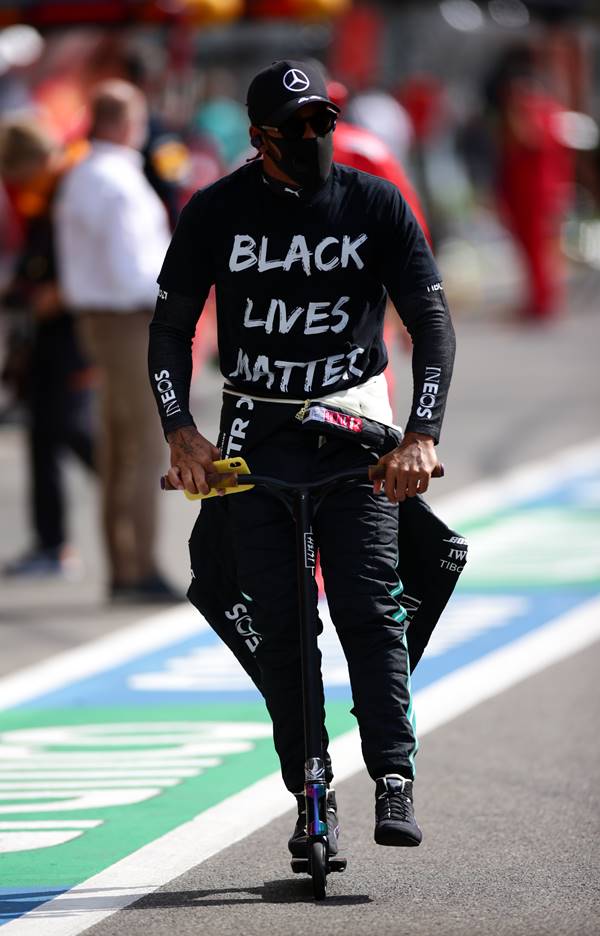 Lewis Hamilton com camiseta Black Lives Matter
