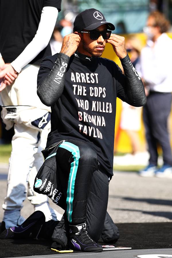 Lewis Hamilton com camiseta em manifestação pelo assassinato de Breonna Taylor