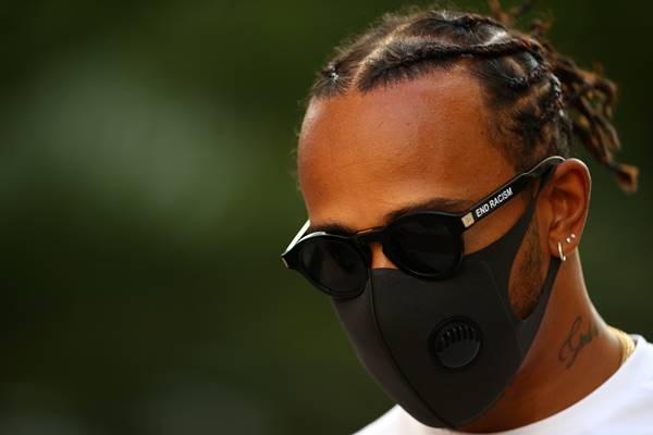 Lewis Hamilton, piloto de fórmula 1, usando óculos como protesto contra o racismo