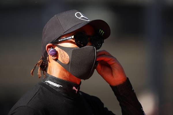 Lewis Hamilton, piloto de fórmula 1, usando óculos Black Lives Matter