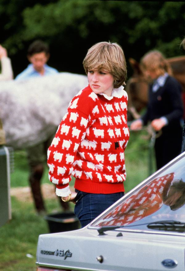 Princesa Diana com suéter de ovelhas