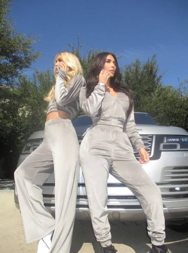 Paris Hilton e Kim Kardashian com conjuntos de moletom Skims