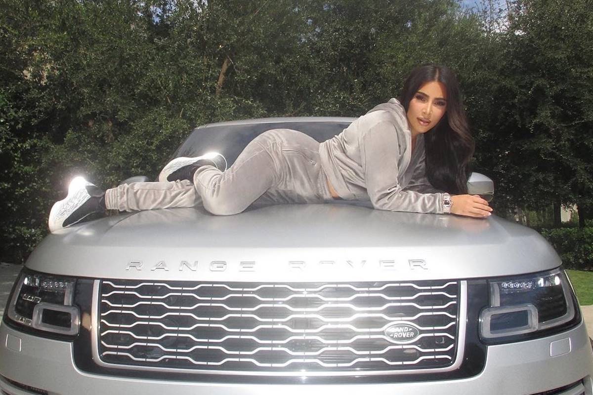 Kim Kardashian em cima de carro de luxo