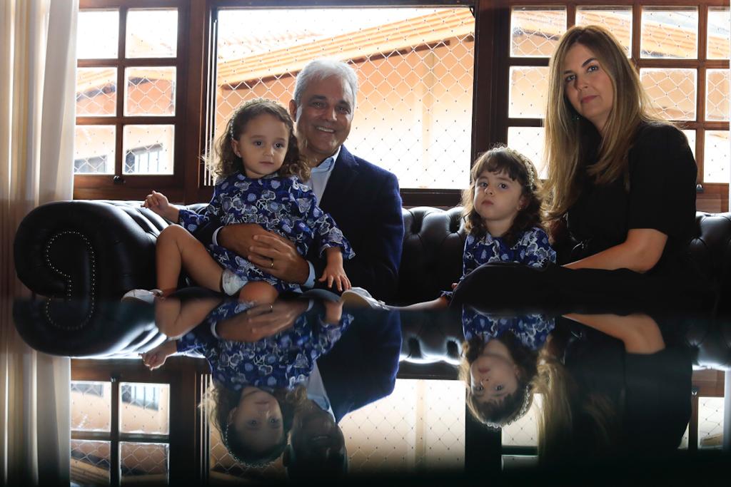 Desembargador Héctor Valverde Santanna com a esposa e filhas