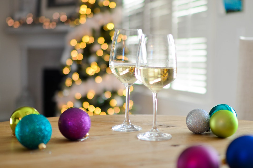 taças de vinho branco e decoração de natal