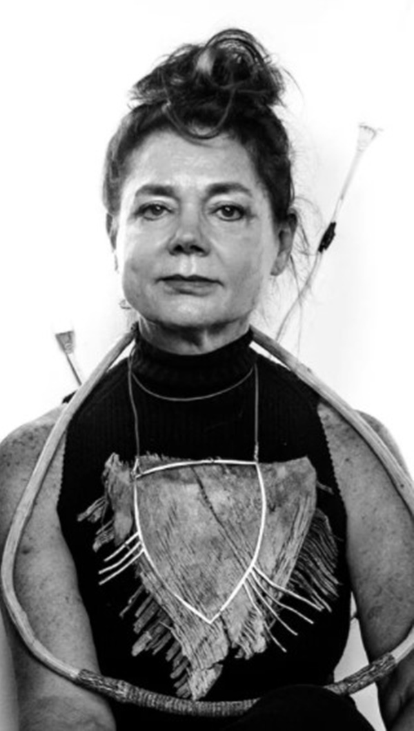 Miriam Mirna Korolkovas em preto e branco