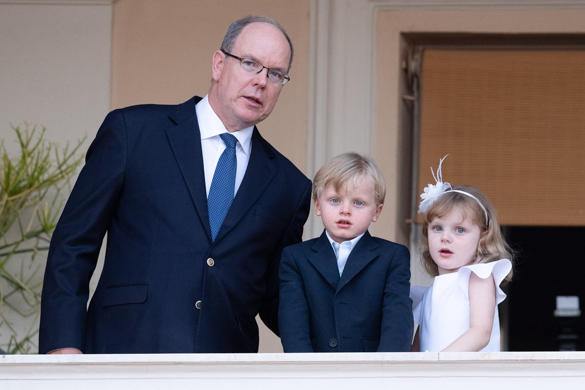 Principe Albert II com os dois filhos Jacques e Gabriella