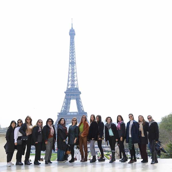 Grupo de mulheres em Paris, na Torre Eiffel