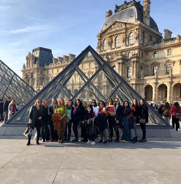 Grupo de mulheres em Paris, no Louvre