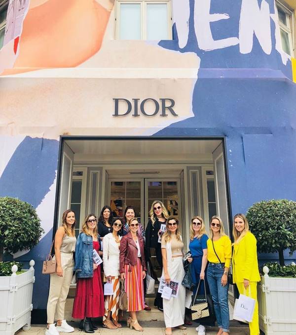 Grupo de mulheres em Paris, em frente à Dior