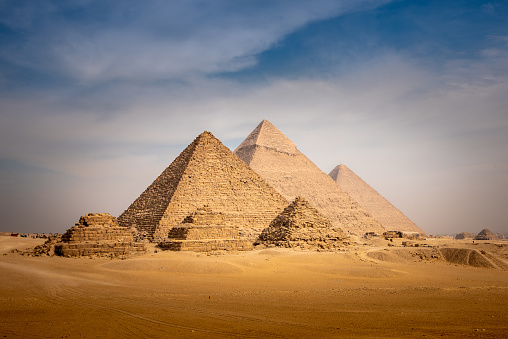 Imagem colorida mostra as pirâmides do Egito - Metrópoles