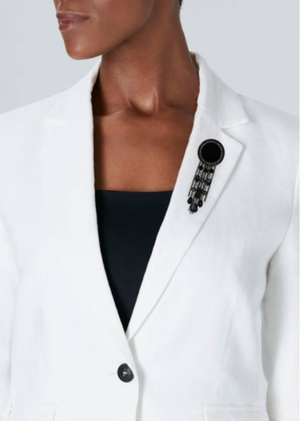 Broche da Chanel em blazer branco