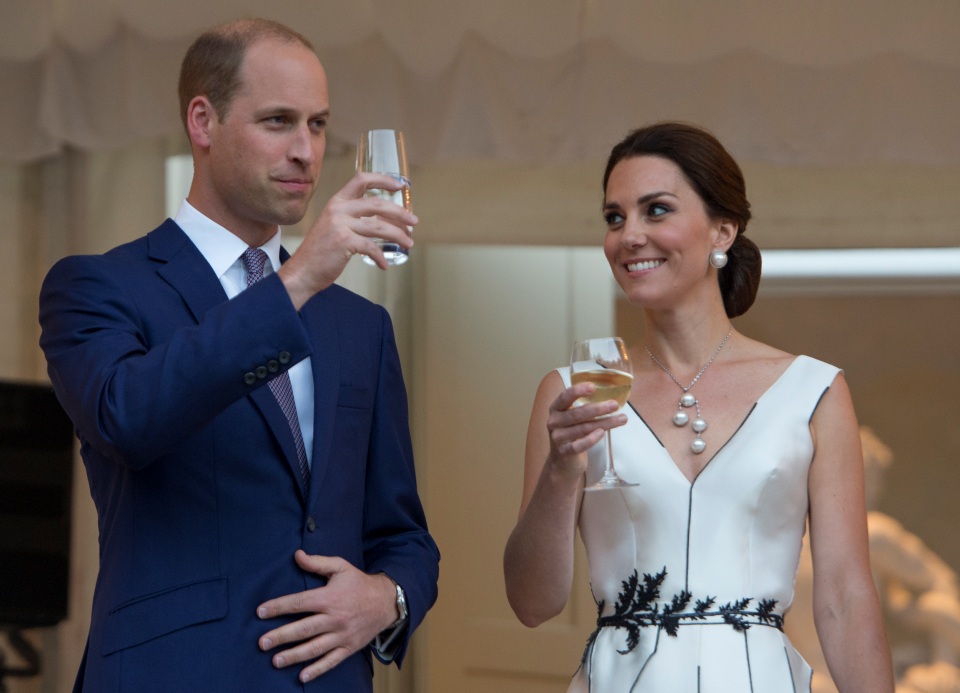 O príncipe William, duque de Cambridge e Kate, duquesa de Cambridge brindam em visita oficial à Polônia