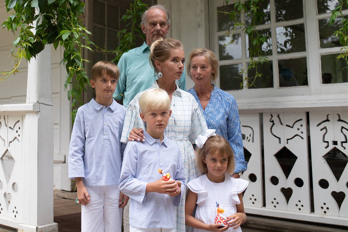 Nikolai Tolstoy (parente distante do escritor russo Leo Tolstoy) com a mulher Georgina, a filha Alexandra e os netos Alexei, Ivan e Maria