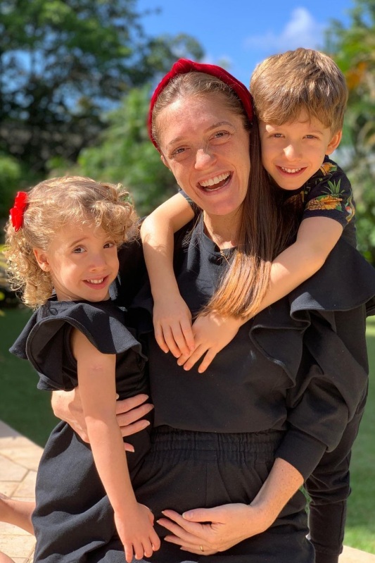 Rebecca Boubli com os filhos Davi e Maria. Recentemente, ela deu à luz Joaquim