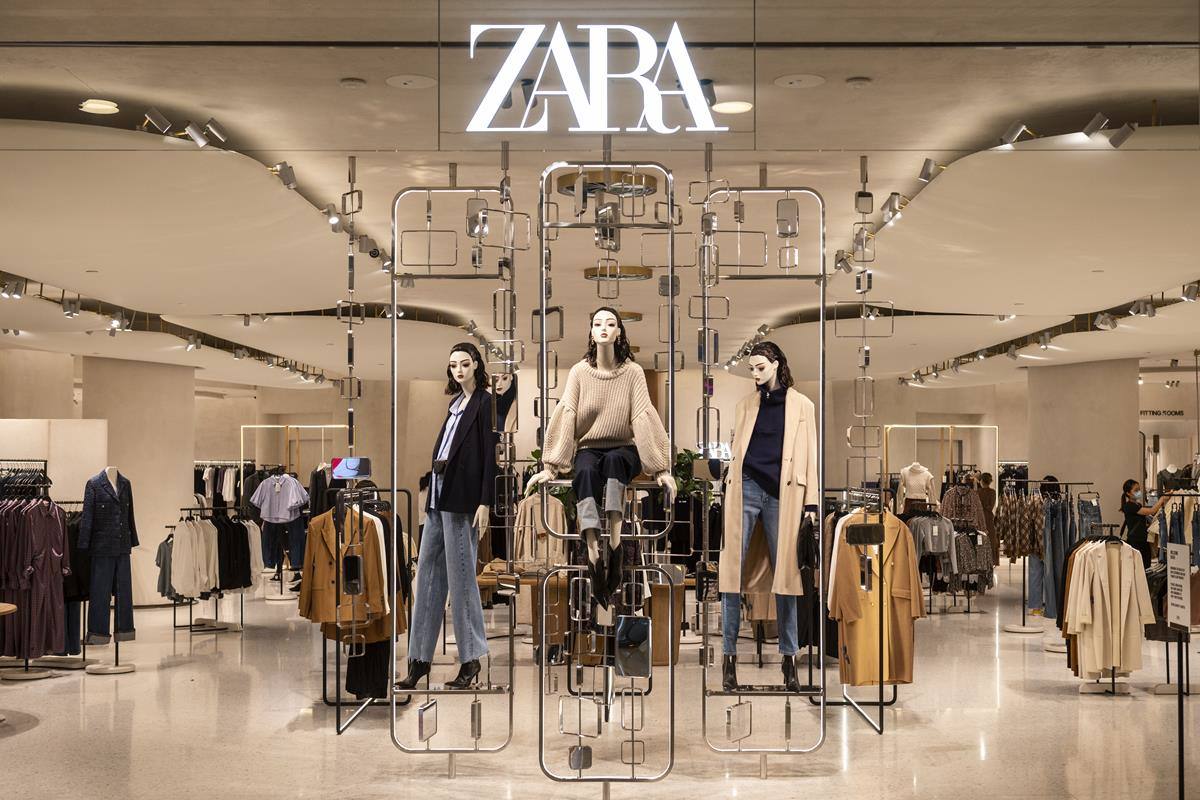 Na imagem com cor, fachada da Loja Zara - Metrópoles