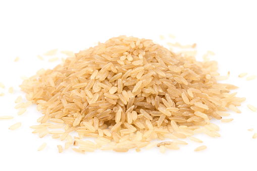 Imagem colorida de arroz integral em fundo branco - Metrópoles