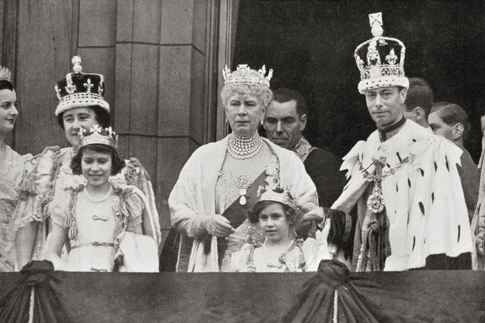 Coroação do rei George VI no Buckingham Palace em 1937. Elizabeth Bowes-Lyon, a rainha Mary, o rei George V I, com as princesas Elizabeth e Margaret 