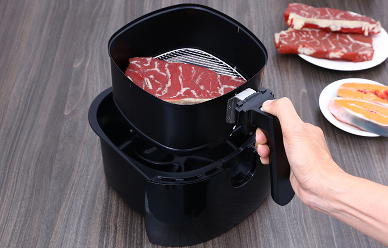 Cuidado! Jeito diferentão de assar carne na air fryer pode causar