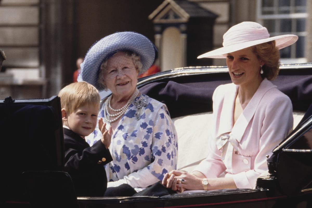 Príncipe Harry com a bisavó e a mãe, a princesa Diana