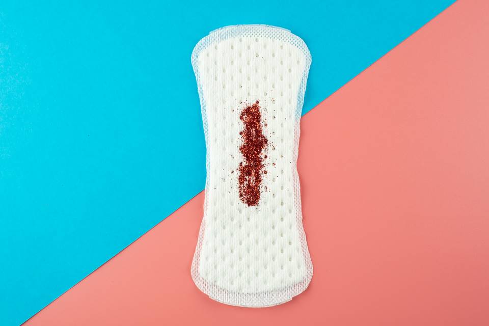 Foto de absorvente com sangue durante ciclo menstrual - Metrópoles