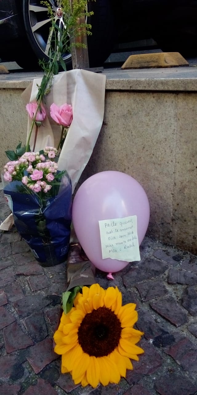 Fãs deixam presentes para Paulo Gustavo em frente ao hospital