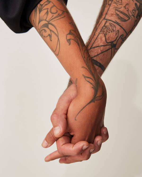 Mãos de casal em campanha de Dia dos Namorados 2021 da Fiever