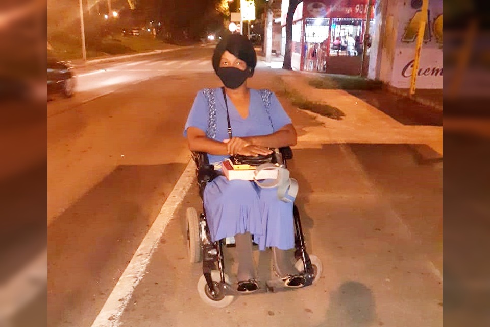 Lucineide Nascimento de Sousa, 42, que teve paralisia infantil e é cadeirante