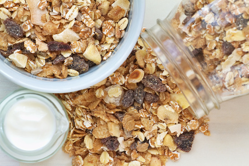 pote de granola, alimento que pode prejudicar a saúde 