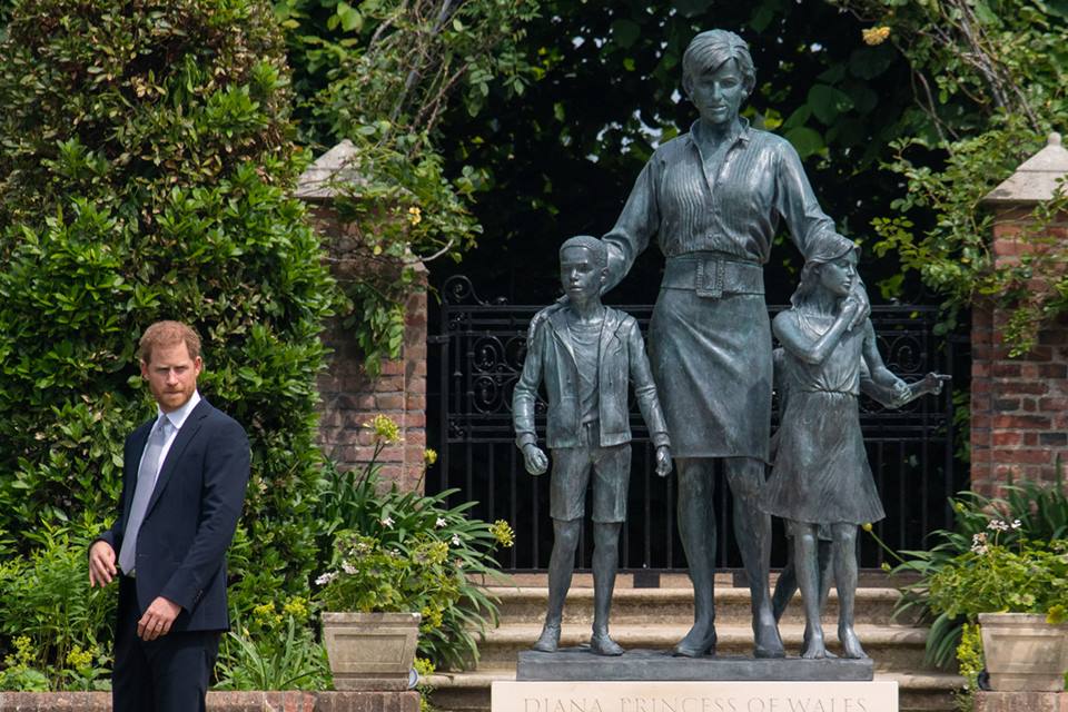 Príncipe Harry e estátua da princesa Diana