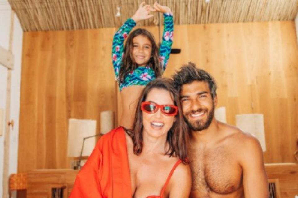 Deborah Secco curte férias em família