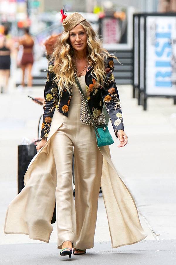 Sarah Jessica Parker atuando como Carrie Bradshaw - metrópoles