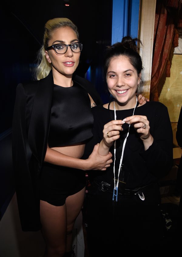 Lady Gaga ao lado da irmã