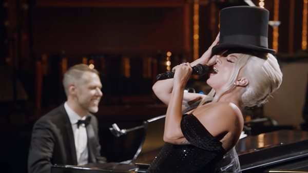 Lady Gaga cantando