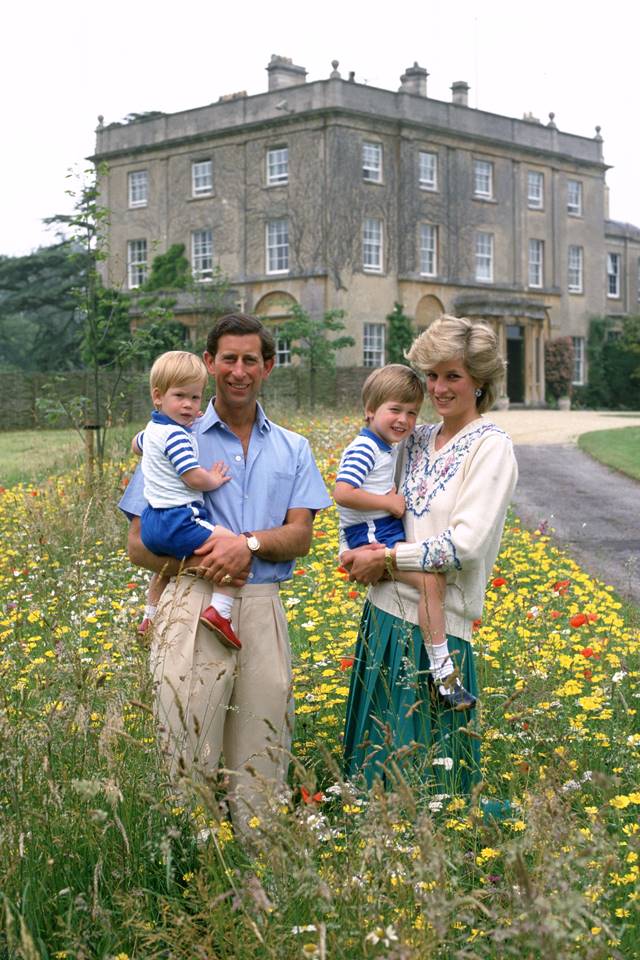 Príncipe Charles, Harry, William e princesa Diana